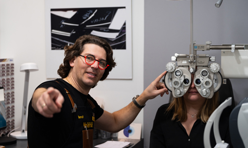 Jeune femme effectuant un test de vue chez Valérie Verhaeghe opticien à Blagnac près de Toulouse